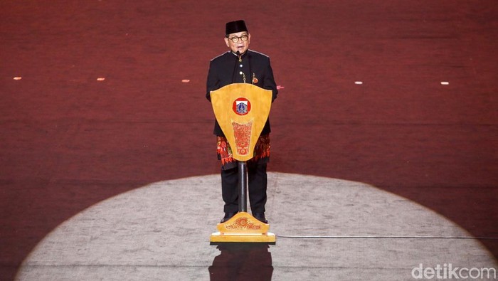 Perayaan HUT ke‑498 Jakarta berlangsung meriah di Lapangan Banteng, Jakarta Pusat, Minggu (22/6). Masyarakat dari berbagai wilayah memadati lokasi sejak siang hari untuk menyaksikan malam puncak yang menampilkan parade budaya Betawi dan hiburan dari artis nasional.