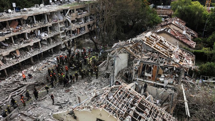 Rescuers and security personnel work at the impacted site after a missile attack from Iran, amid the Iran-Israel conflict in Tel Aviv, Israel June 22, 2025. REUTERS/Tomer Appelbaum ISRAEL OUT. NO COMMERCIAL OR EDITORIAL SALES IN ISRAEL. TPX IMAGES OF THE DAY