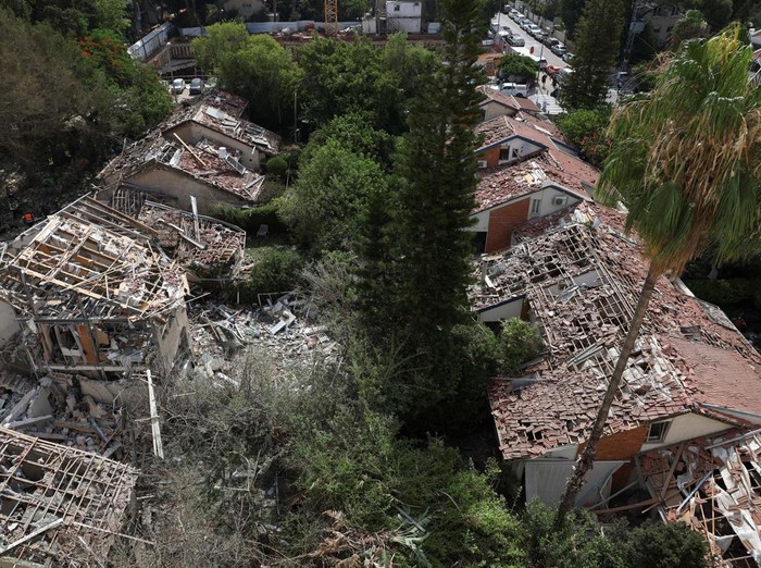 Rudal Iran Hantam Permukiman, Rumah Warga Israel Runtuh Rescuers and security personnel work at the impacted site after a missile attack from Iran, amid the Iran-Israel conflict in Tel Aviv, Israel June 22, 2025. REUTERS/Tomer Appelbaum ISRAEL OUT. NO COMMERCIAL OR EDITORIAL SALES IN ISRAEL. TPX IMAGES OF THE DAY