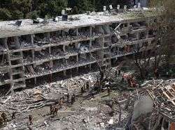 Rentetan Rudal Iran Hantam Israel, Warga Diminta Berlindung