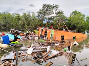 8 Rumah di Luwu Rusak Diterjang Angin Puting Beliung, 6 Orang Luka 8 Rumah di Luwu Rusak Diterjang Angin Puting Beliung, 6 Orang Luka