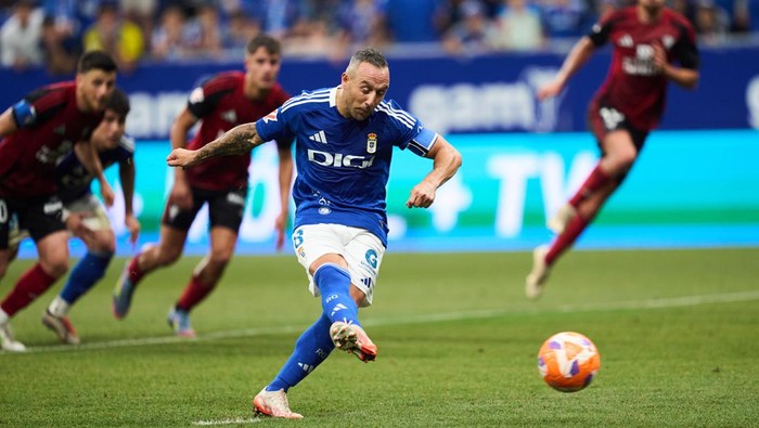 Santi Cazorla OVIEDO, SPAIN - JUNE 21: Santi Cazorla of Real Oviedo scoring penalty goal during the LaLiga Hypermotion Play Off FInal 2nd Leg match between Real Oviedo and CD Mirandes at Carlos Tartiere on June 21, 2025 in Oviedo, Spain. (Photo by Juan Manuel Serrano Arce/Getty Images)
