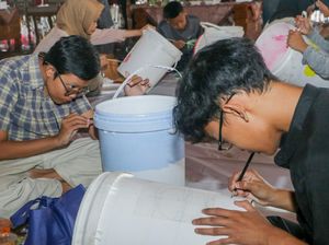 Ekspresi Cinta Lingkungan Anak Ponorogo Lukis Tong Sampah di Grebeg Suro Ekspresi Cinta Lingkungan Anak Ponorogo Lukis Tong Sampah di Grebeg Suro