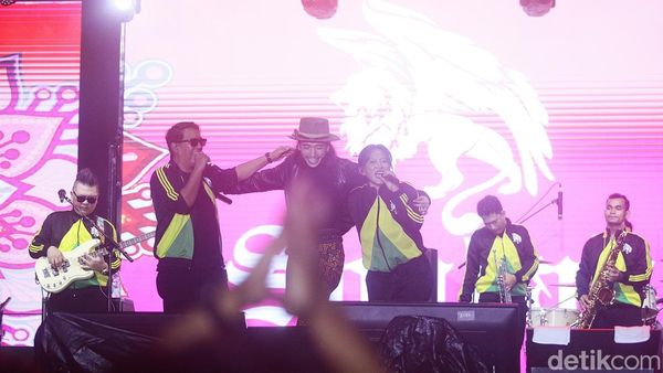 Souljah Bius Penonton dengan Irama Reggae di Allo Bank Festival 2025
