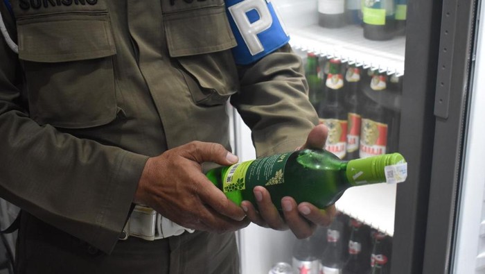 Toko kelontong di Surabaya yang masih nekat jual mihol padahal pernah disegel. Toko kelontong di Surabaya yang masih nekat jual mihol padahal pernah disegel.