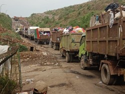 Truk Sampah 17 Jam Antre di TPA Antang Makassar gegara 7 Ekskavator Rusak
