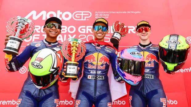 Pembalap Indonesia Veda Ega Pratama meraih kemenangan di Race 2 Red Bull Rookies Cup 2025 seri Italia di Sirkuit Mugello, Minggu (22/6). (Gold & Goose/Red Bull Content Pool)