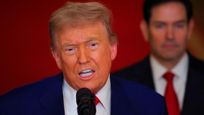 Warga AS Marah Trump Ikutan Perangi Iran U.S. President Donald Trump delivers an address to the nation alongside U.S. Secretary of State Marco Rubio at the White House in Washington, D.C., U.S. June 21, 2025, following U.S. strikes on Irans nuclear facilities. REUTERS/Carlos Barria/Pool