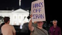 Warga AS Marah Trump Ikutan Perangi Iran