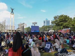 Warga Serbu Lapangan Banteng Sambut HUT Jakarta