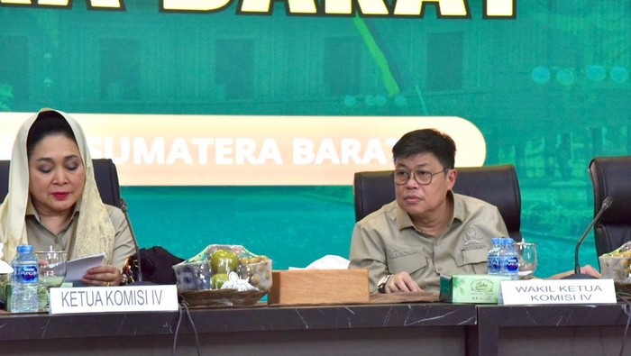 Alex Indra Lukman Wakil Ketua Komisi IV DPR, Alex Indra Lukman, di saat kunjungan kerja ke Padang, Sumbar, Senin (23/6/2025).