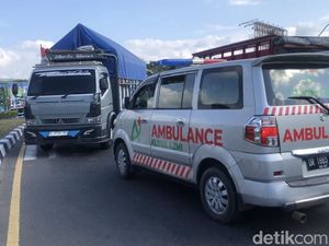 Demo Sopir Truk Lumpuhkan 4 Arah di Lombok Barat, Ambulans Tak Bisa Lewat Demo Sopir Truk Lumpuhkan 4 Arah di Lombok Barat, Ambulans Tak Bisa Lewat