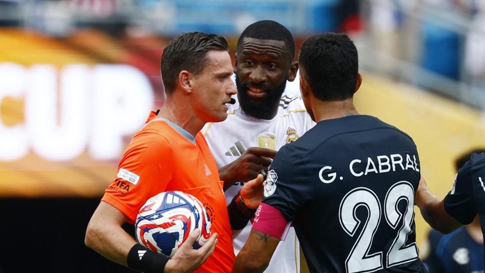 antonio ruediger real madrid vs pachuca piala dunia antarklub 2025 gustavo cabral Soccer Football - FIFA Club World Cup - Group H - Real Madrid v Pachuca - Bank of America Stadium, Charlotte, North Carolina, U.S. - June 22, 2025 Real Madrids Antonio Rudiger and Pachucas Gustavo Cabral remonstrate with referee Ramon Abatti REUTERS/Susana Vera