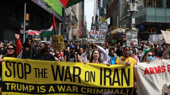 AS Dikecam Warganya alasannya merupakan Serang Iran, Takut Perang Dunia Demonstrators protest against the United States joining with Israel in attacks on Iranian nuclear facilities, in New York City, U.S. June 22, 2025. REUTERS/Caitlin Ochs