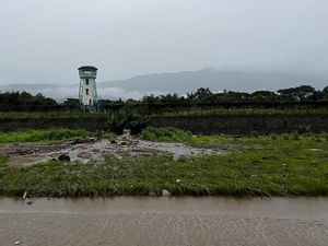 Bandara Oesman Sadik Halsel Terdampak Banjir, Sebagian Runway Ditutup