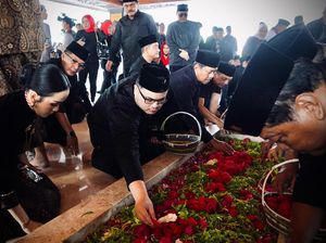 Mas Dhito Ajak Warga Jadikan Haul Bung Karno Sebagai Momentum Persatuan Mas Dhito Ajak Warga Jadikan Haul Bung Karno Sebagai Momentum Persatuan