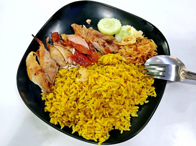 Pelanggan merasa kompensasi nasi biryani tak enak, membuatnya paksa staff untuk makan.