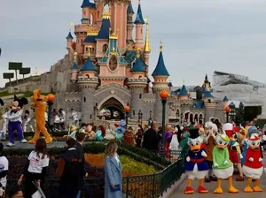 Polisi Prancis Selidiki Pernikahan Palsu dengan Anak di Disneyland