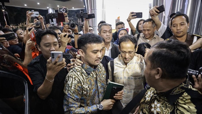 Mantan Menteri Pendidikan, Kebudayaan, Riset, dan Teknologi (Mendikbudristek) Nadiem Makarim (tengah) menjawab pertanyaan awak media usai menjalani pemeriksaan di Gedung Jampidsus Kejaksaan Agung, Jakarta, Senin (23/6/2025). Nadiem Makarim diperiksa sebagai saksi terkait kasus dugaan korupsi dalam pengadaan laptop Chromebook di Kemendikbudristek pada tahun 2019-2022. ANTARA FOTO/Dhemas Reviyanto/tom.