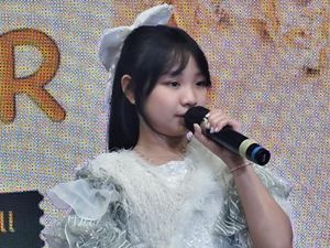 Etenia Croft Bikin Penonton Meleleh Lewat Mini Konser Bersinar Etenia Croft Bikin Penonton Meleleh Lewat Mini Konser Bersinar