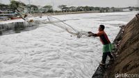 Fenomena Busa Limbah Kembali Muncul di BKT Marunda