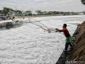 Fenomena Busa Limbah Kembali Muncul di BKT Marunda Fenomena Busa Limbah Kembali Muncul di BKT Marunda