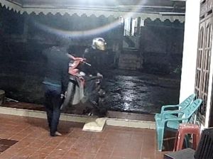 2 Pria Curi Motor di Kos-kosan Palembang, Aksinya Terekam CCTV