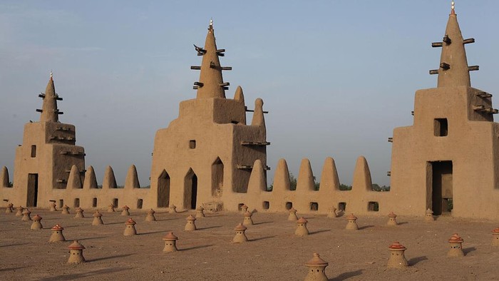 Great Mosque of Djenne DJENNE, MALI - OCTOBER 6: (FILE) - A view of the mud mosque and its minarets are seen in Djenne, Mali on October 6, 2014. The Great Mosque of Djenne is the largest mud brick building in the world and is considered by many architects to be one of the greatest achievements of the Sudano-Sahelian architectural style. As well as being the centre of the community of Djenne, it is one of the most famous landmarks in Africa and it was designated a World Heritage Site by UNESCO in 1988. (Photo by Muhammet Faruk Alagas/Anadolu Agency/Getty Images)