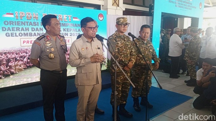 Gubernur Lemhanas Ace Hasan. Gubernur Lemhannas RI Ace Hasan Syadzili di saat menampilkan keterangan terhadap awak media, di IPDN, Sumedang, Senin (23/6/2025).