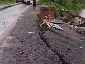 Jalan Lintas Rengat-Tembilahan Nyaris Longsor, PUPR Turunkan Alat Perbaiki