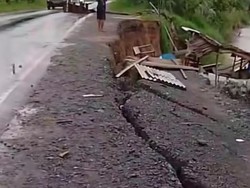 Jalan Lintas Rengat-Tembilahan Nyaris Longsor, PUPR Turunkan Alat Perbaiki
