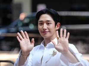 7 Gaya Manglingi Jung Hae In di Milan Fashion Week, Tuai Pro Kontra Netizen 7 Gaya Manglingi Jung Hae In di Milan Fashion Week, Tuai Pro Kontra Netizen