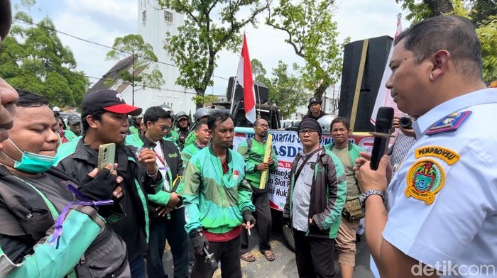 Kadishub Sumut Agustinus Panjaitan di saat  jumpai massa agresi pengendara ojol di Kantor Gubernur Sumut. (Kartika Sari/detikSumut)