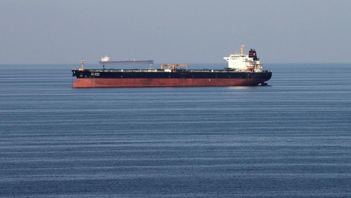 Kapal tanker minyak melalui  Selat Hormuz, 21 Desember 2018. (REUTERS/Hamad I Mohammed/Foto File)