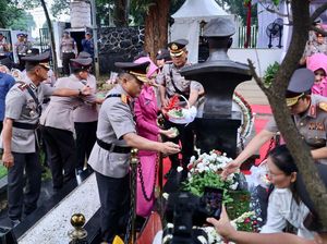 Jelang HUT Bhayangkara Ke-79, Kapolda Metro Ziarah ke TMP Tanah Kusir Jelang HUT Bhayangkara Ke-79, Kapolda Metro Ziarah ke TMP Tanah Kusir