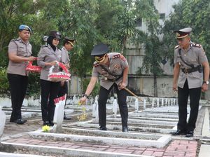 Polres Bojonegoro Gelar Ziarah Makam Pahlawan Jelang Hari Bhayangkara Polres Bojonegoro Gelar Ziarah Makam Pahlawan Jelang Hari Bhayangkara