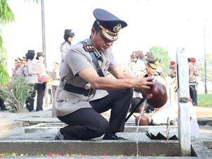 Tradisi Ziarah Makam Polisi Pejuang di Mojokerto Jelang HUT Bhayangkara Tradisi Ziarah Makam Polisi Pejuang di Mojokerto Jelang HUT Bhayangkara