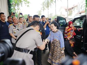 Momen Kapolri Bertemu Megawati di Ultah ke-100 Meri Hoegeng Momen Kapolri Bertemu Megawati di Ultah ke-100 Meri Hoegeng