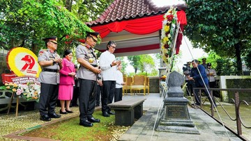Momen Kapolri Ziarah Makam Jenderal Hoegeng dan Silaturahmi dengan Eyang Meri
