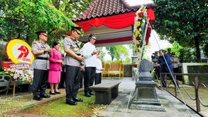 Momen Kapolri Ziarah Makam Jenderal Hoegeng dan Silaturahmi dengan Eyang Meri