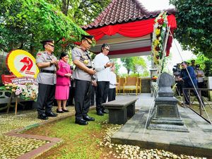 Momen Kapolri Ziarah Makam Jenderal Hoegeng dan Silaturahmi dengan Eyang Meri