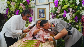 Kapolri Silaturahmi ke Kediaman Eyang Meri Hoegeng yang Ultah ke-100
