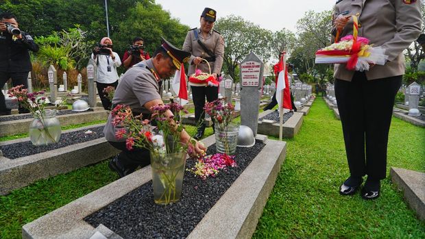 Kapolri Ziarah ke Makam BJ Habibie dan Jenderal Hoegeng