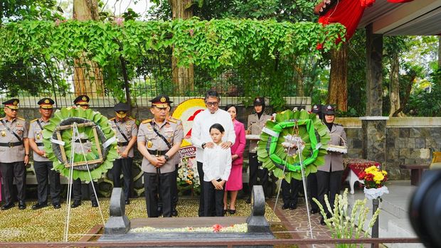 Kapolri Ziarah ke Makam BJ Habibie dan Jenderal Hoegeng
