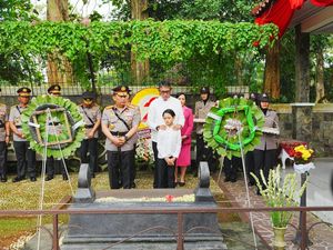 Keluarga Puji Kapolri Ziarah ke Makam Jenderal Hoegeng: Pertama dalam Sejarah
