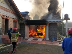 Garasi Rumah Warga di Pasuruhan Magelang Terbakar, 1 Mobil-2 Motor Hangus