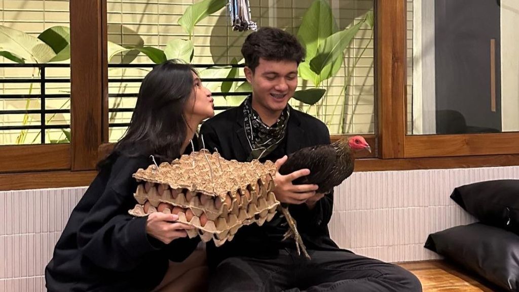 Beda! Keisya Levronka Beri Kejutan Ultah Nyoman Paul dengan 2 Karton Telur-Ayam Beda! Keisya Levronka Beri Kejutan Ultah Nyoman Paul dengan 2 Karton Telur-Ayam