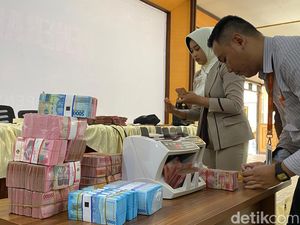 Kejari Blitar Terima Rp 1,1 M Pengganti Korupsi dari Kakak Eks Bupati Kejari Blitar Terima Rp 1,1 M Pengganti Korupsi dari Kakak Eks Bupati