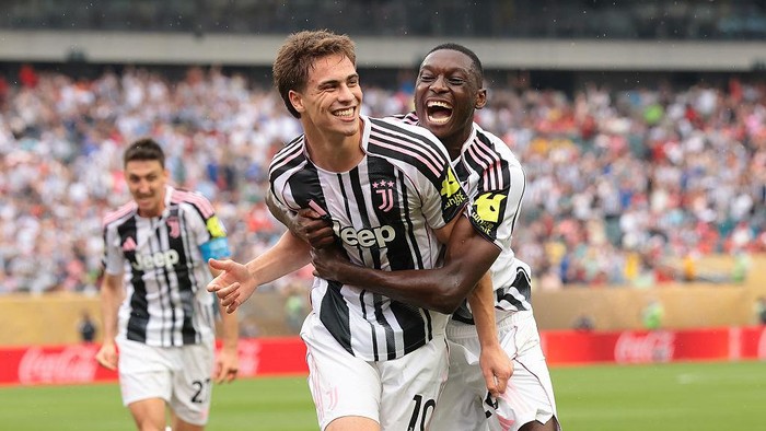 Kenan Yildiz, Randal Kolo Muani PHILADELPHIA, PENNSYLVANIA - JUNE 22: Kenan Yildiz of Juventus celebrates with team mate Randal Kolo Muani after scoring to give the side a 3-1 lead during the FIFA Club World Cup 2025 group G match between Juventus FC and Wydad AC at Lincoln Financial Field on June 22, 2025 in Philadelphia, Pennsylvania. (Photo by Jonathan Moscrop/Getty Images)