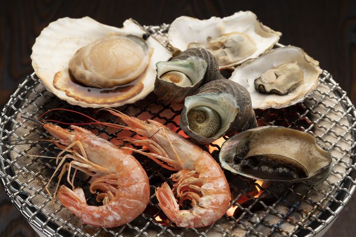 Bake seafood on the charcoal fire of the barbecue stove